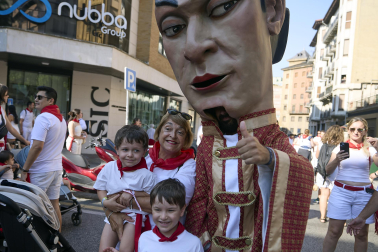 Fotos de la salida de la Comparsa de Gigantes y Cabezudos este 11 de julio de San Fermín 2026