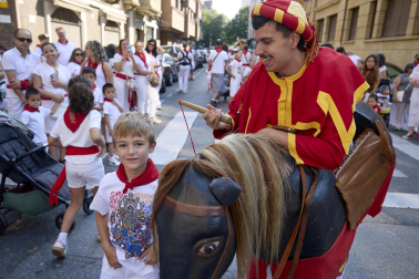 Fotos de la salida de la Comparsa de Gigantes y Cabezudos este 11 de julio de San Fermín 2026