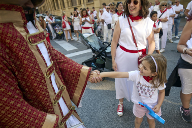 Fotos de la salida de la Comparsa de Gigantes y Cabezudos este 11 de julio de San Fermín 2026