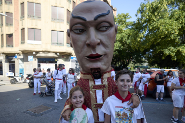 Fotos de la salida de la Comparsa de Gigantes y Cabezudos este 11 de julio de San Fermín 2026
