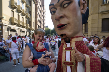 Fotos de la salida de la Comparsa de Gigantes y Cabezudos este 11 de julio de San Fermín 2026