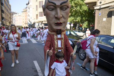Fotos de la salida de la Comparsa de Gigantes y Cabezudos este 11 de julio de San Fermín 2026