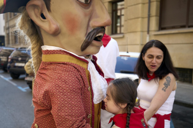Fotos de la salida de la Comparsa de Gigantes y Cabezudos este 11 de julio de San Fermín 2026