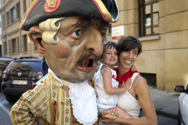 Fotos de la salida de la Comparsa de Gigantes y Cabezudos este 11 de julio de San Fermín 2026