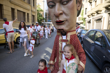 Fotos de la salida de la Comparsa de Gigantes y Cabezudos este 11 de julio de San Fermín 2026