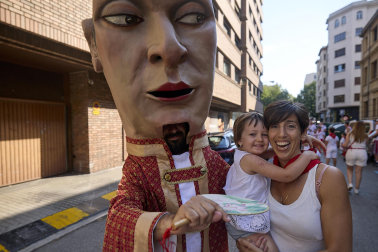 Fotos de la salida de la Comparsa de Gigantes y Cabezudos este 11 de julio de San Fermín 2026