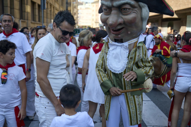 Fotos de la salida de la Comparsa de Gigantes y Cabezudos este 11 de julio de San Fermín 2026