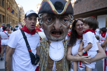 Fotos de la salida de la Comparsa de Gigantes y Cabezudos este 11 de julio de San Fermín 2026