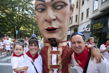 Fotos de la salida de la Comparsa de Gigantes y Cabezudos este 11 de julio de San Fermín 2026