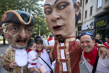 Fotos de la salida de la Comparsa de Gigantes y Cabezudos este 11 de julio de San Fermín 2026