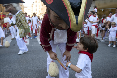 Fotos de la salida de la Comparsa de Gigantes y Cabezudos este 11 de julio de San Fermín 2026