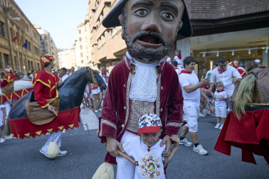 Fotos de la salida de la Comparsa de Gigantes y Cabezudos este 11 de julio de San Fermín 2026