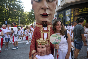 Fotos de la salida de la Comparsa de Gigantes y Cabezudos este 11 de julio de San Fermín 2026
