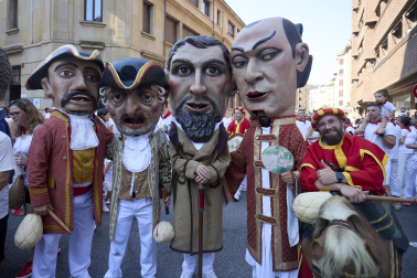 Fotos de la salida de la Comparsa de Gigantes y Cabezudos este 11 de julio de San Fermín 2026