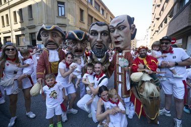 Fotos de la salida de la Comparsa de Gigantes y Cabezudos este 11 de julio de San Fermín 2026