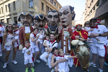 Fotos de la salida de la Comparsa de Gigantes y Cabezudos este 11 de julio de San Fermín 2026
