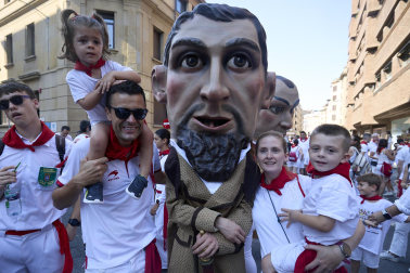 Fotos de la salida de la Comparsa de Gigantes y Cabezudos este 11 de julio de San Fermín 2026