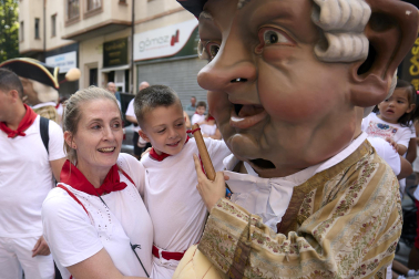 Fotos de la salida de la Comparsa de Gigantes y Cabezudos este 11 de julio de San Fermín 2026