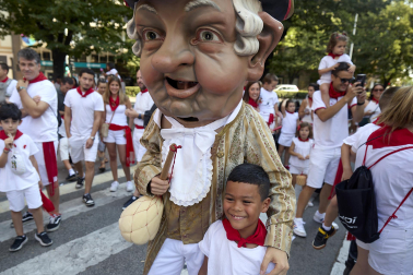 Fotos de la salida de la Comparsa de Gigantes y Cabezudos este 11 de julio de San Fermín 2026