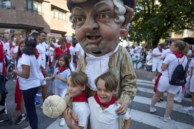 Fotos de la salida de la Comparsa de Gigantes y Cabezudos este 11 de julio de San Fermín 2026
