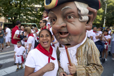 Fotos de la salida de la Comparsa de Gigantes y Cabezudos este 11 de julio de San Fermín 2026