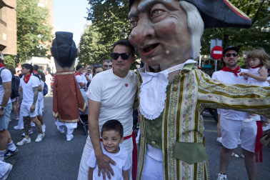 Fotos de la salida de la Comparsa de Gigantes y Cabezudos este 11 de julio de San Fermín 2026