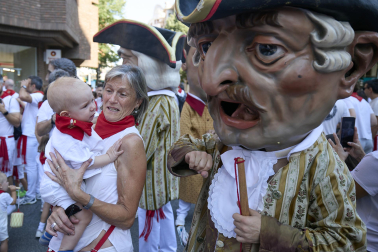 Fotos de la salida de la Comparsa de Gigantes y Cabezudos este 11 de julio de San Fermín 2026