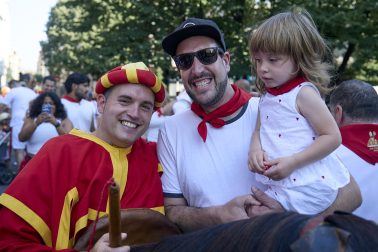 Fotos de la salida de la Comparsa de Gigantes y Cabezudos este 11 de julio de San Fermín 2026