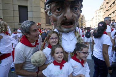 Fotos de la salida de la Comparsa de Gigantes y Cabezudos este 11 de julio de San Fermín 2026