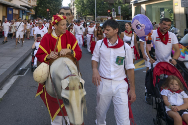 Fotos de la salida de la Comparsa de Gigantes y Cabezudos este 11 de julio de San Fermín 2026