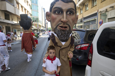 Fotos de la salida de la Comparsa de Gigantes y Cabezudos este 11 de julio de San Fermín 2026