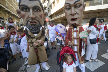 Fotos de la salida de la Comparsa de Gigantes y Cabezudos este 11 de julio de San Fermín 2026