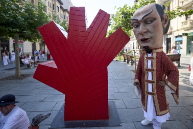 Fotos de la salida de la Comparsa de Gigantes y Cabezudos este 11 de julio de San Fermín 2026