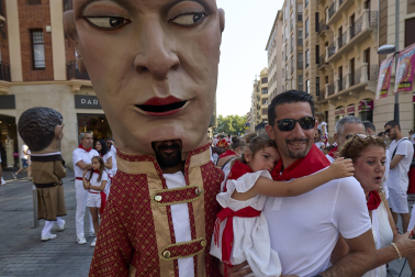 Fotos de la salida de la Comparsa de Gigantes y Cabezudos este 11 de julio de San Fermín 2026