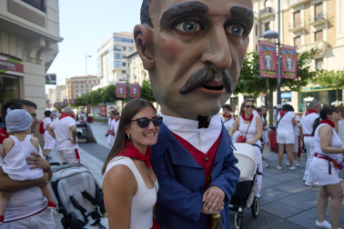 Fotos de la salida de la Comparsa de Gigantes y Cabezudos este 11 de julio de San Fermín 2026