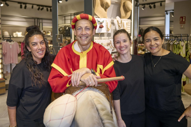 Fotos de la salida de la Comparsa de Gigantes y Cabezudos este 11 de julio de San Fermín 2026