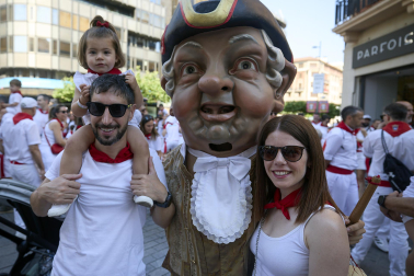 Fotos de la salida de la Comparsa de Gigantes y Cabezudos este 11 de julio de San Fermín 2026