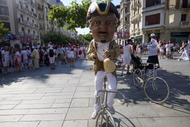 Fotos de la salida de la Comparsa de Gigantes y Cabezudos este 11 de julio de San Fermín 2026