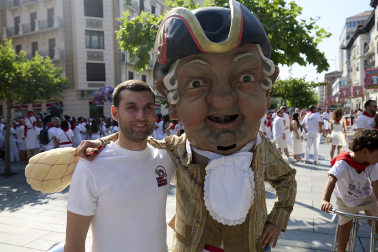 Fotos de la salida de la Comparsa de Gigantes y Cabezudos este 11 de julio de San Fermín 2026