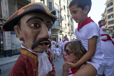 Fotos de la salida de la Comparsa de Gigantes y Cabezudos este 11 de julio de San Fermín 2026