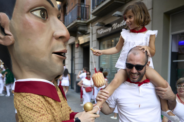 Fotos de la salida de la Comparsa de Gigantes y Cabezudos este 11 de julio de San Fermín 2026