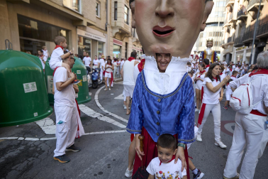 Fotos de la salida de la Comparsa de Gigantes y Cabezudos este 11 de julio de San Fermín 2026