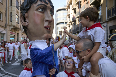Fotos de la salida de la Comparsa de Gigantes y Cabezudos este 11 de julio de San Fermín 2026