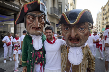 Fotos de la salida de la Comparsa de Gigantes y Cabezudos este 11 de julio de San Fermín 2026