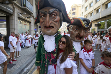 Fotos de la salida de la Comparsa de Gigantes y Cabezudos este 11 de julio de San Fermín 2026