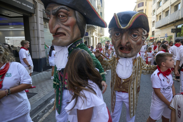 Fotos de la salida de la Comparsa de Gigantes y Cabezudos este 11 de julio de San Fermín 2026