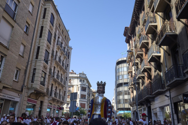 Fotos de la salida de la Comparsa de Gigantes y Cabezudos este 11 de julio de San Fermín 2026