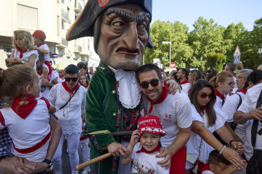 Fotos de la salida de la Comparsa de Gigantes y Cabezudos este 11 de julio de San Fermín 2026