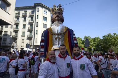 Fotos de la salida de la Comparsa de Gigantes y Cabezudos este 11 de julio de San Fermín 2026