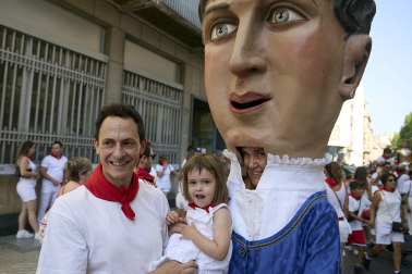 Fotos de la salida de la Comparsa de Gigantes y Cabezudos este 11 de julio de San Fermín 2026